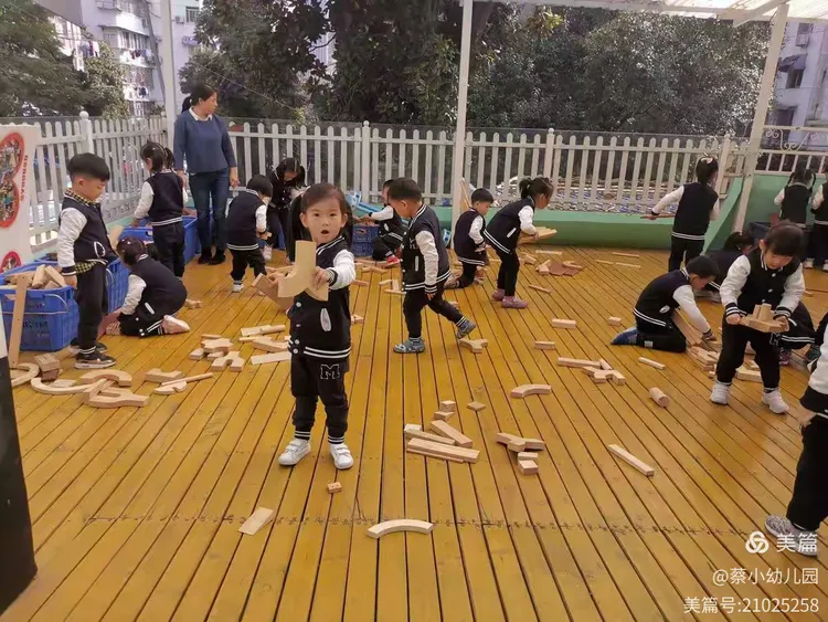 音乐响起，活动很快就结束了，我们要把积木收得整整齐齐✌🏻️